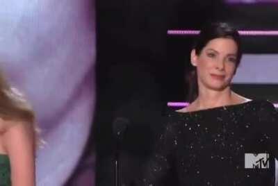 Sandra Bullock kissing Scarlett Johansson