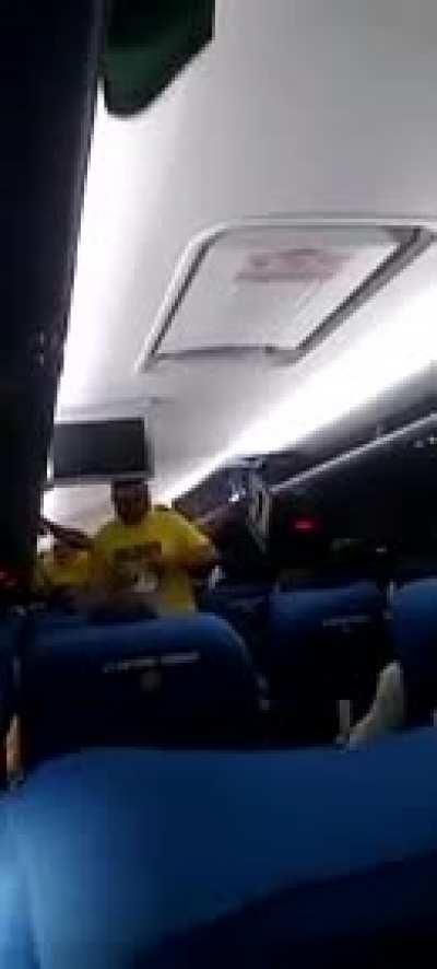 Ônibus fretado saindo de Pompeia/SP com passageiros recebendo camiseta grátis e R$100 em espécie.