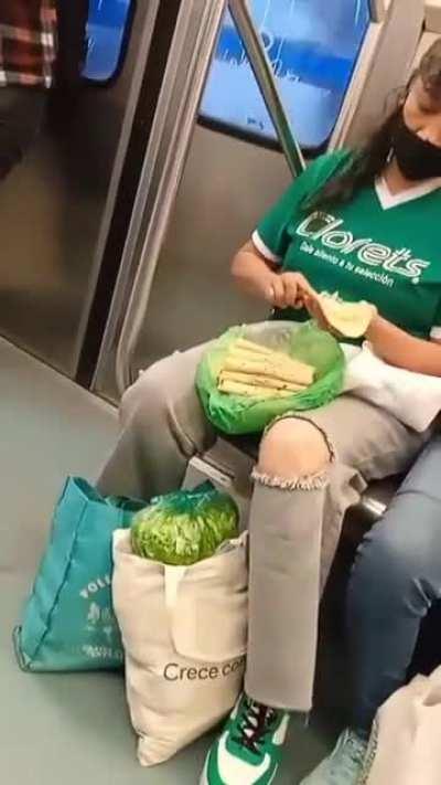 Mujer es criticada por ir preparando tacos de papa en el metro, ustedes que opinan??