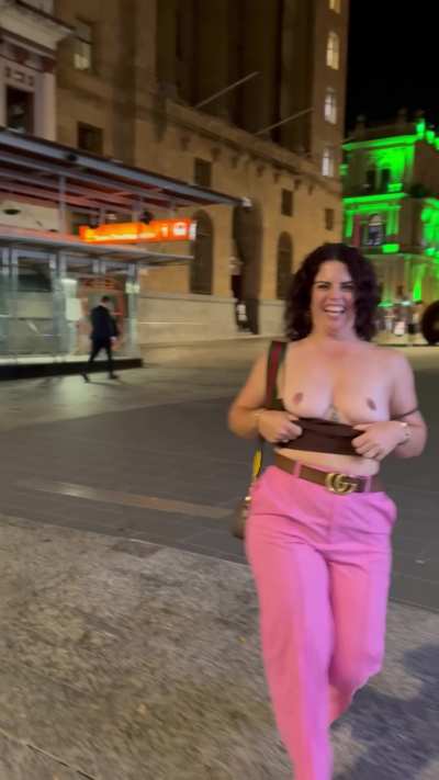 Dared to flash in the mall [f]