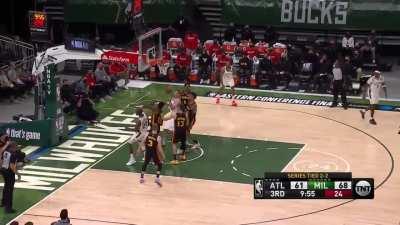 [Highlight] Khris Middleton puts Huerter in the blender and makes a red velvet milkshake