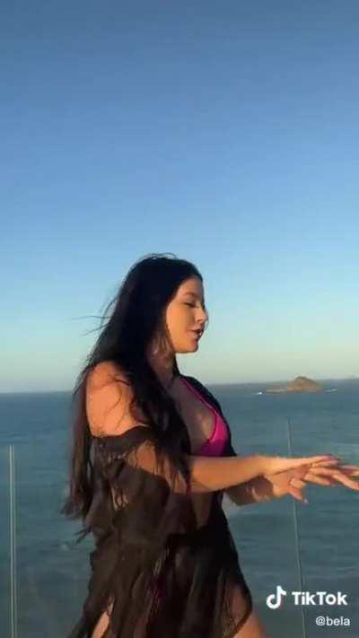 bela fernandes dançando de biquíni