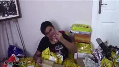 Yavuz Sultan Selim, Şah İsmail'den gelen hediyeyi açıyor. (Renklendirilmiş)