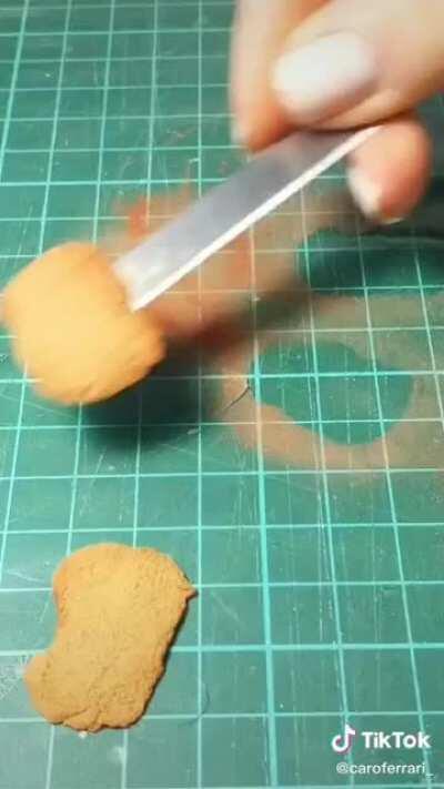 Una chica en Tik Tok hace aritos de milanesas a la napolitana