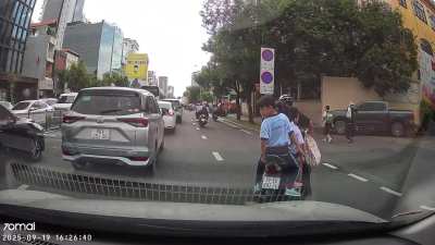 [Người Cha, Cú Đấm, và Tấm Gương] Một người cha chở ba đứa con nhỏ, chắc mới học tiểu học, vừa tan trường. Khi đi đến giao lộ đầy đông đúc với những đoàn xe nối đuôi nhau, anh bất ngờ cắt ngang đầu một chiếc ô tô ...