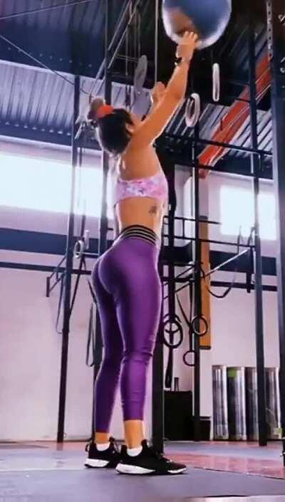 Buen culo rebotando nalgas