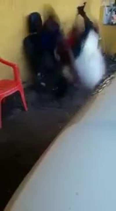 Primeira pessoa a fazer um flip em cima de uma poltrona de carro enquanto bebe algo