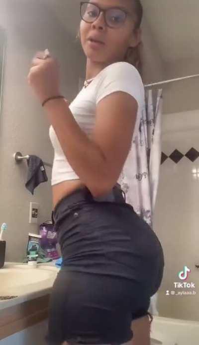 booty poppin out the shorts 🍑