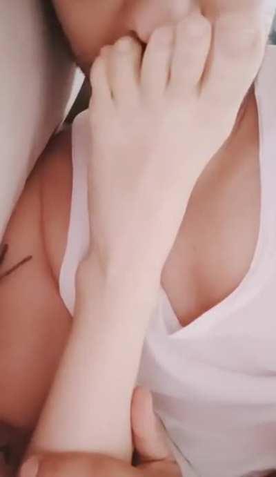 Don't stop licking and sniffing please 🤤