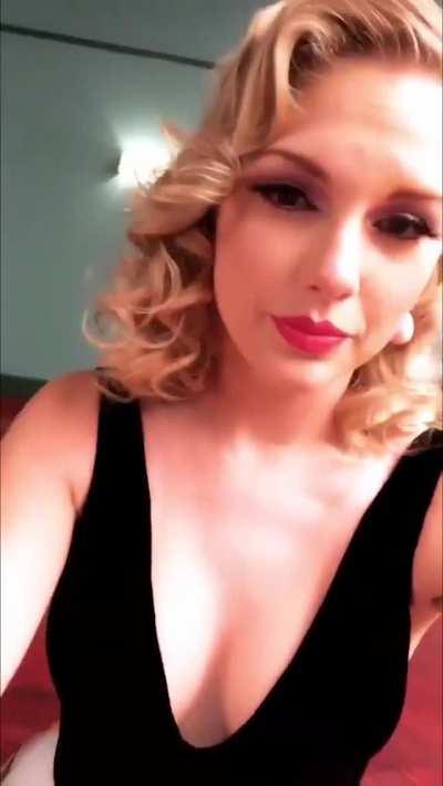 I want to see Taylor Swift wrap her lips around two cocks....