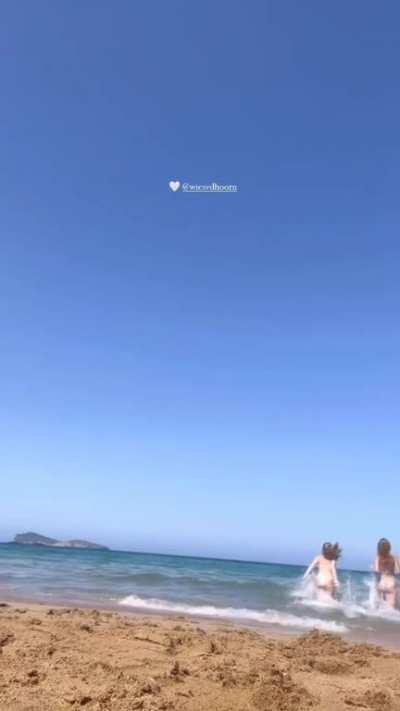 lieke with wies at the beach