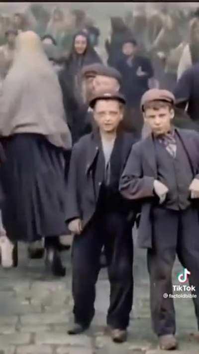 Children staring at the camera (England, 1901)