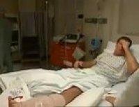 Los doctores del IMSS cuando un paciente al que le van a sacar el líquido de la rodilla se les despierta