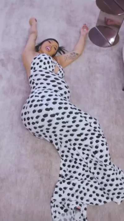 Belcalis in a beautiful polka dot dress playing ‘Pretty & Petty’ in the background 🔥👠