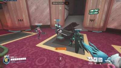 Random quickplay zen plays a lil song on the circuit royal piano