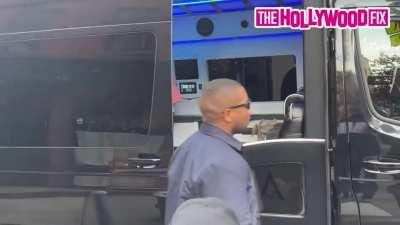 Justin Bieber gets mad and snaps on a single female fan who ask for an autograph with Hailey in N.Y.