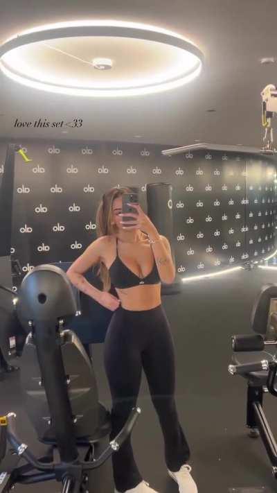 Gabi in her new Alo sports bra 🍒 (IG story) 