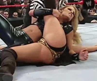 Trish pins Mickie
