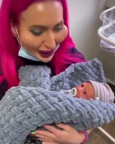 Мелкий в шоке.