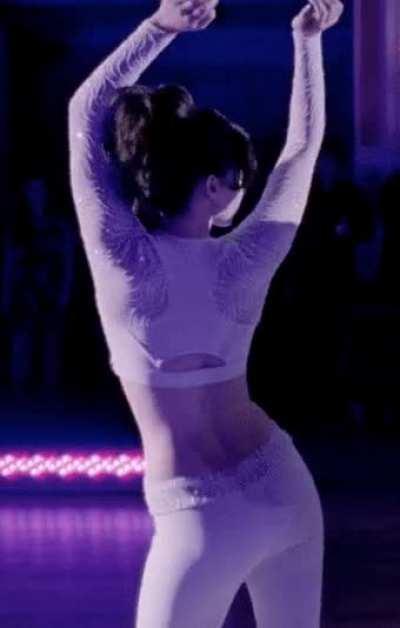 Jennifer Lawrence, dancing