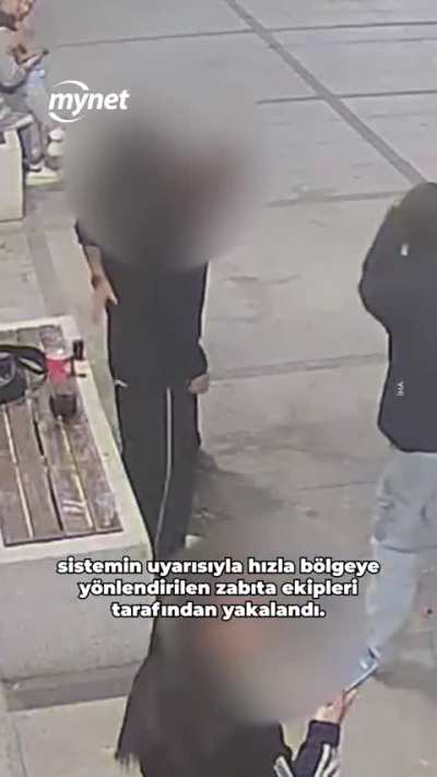 Bursa'da zabıta ekipleri yere çekirdek kabuğu atan gençlere yeri temizlettirdi