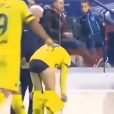 Least hidden romance between soccer players (great jiggle)