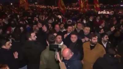 Saraçhane’den Taksime yürüyen gençler Polisin Konuşmasını Yuhalayarak ve sloganlarla kesti