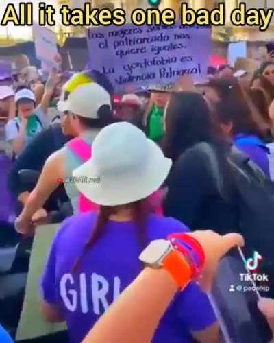 O mn simplesmente abriu os braços e chamou a multidão para um x1