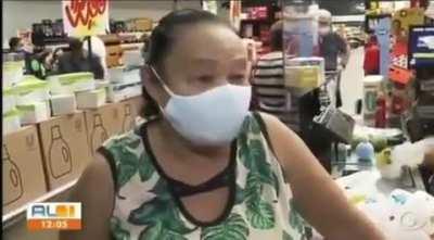 Idosa viraliza ao chorar em entrevista no supermercado: 