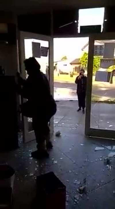 UNA MUJER DESTROZO EL REGISTRO CIVIL DE GONZALEZ CATAN Mujer causó graves destrozos en el Registro Civil. Al parecer, no pudo hacer el trámite que pretendía, por causas que no trascendieron, y se brotó. Terminó demorada en una causa por daños. Tiene 45 añ