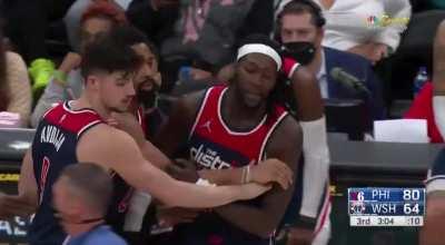 [Highlight] Joel Embiid and Montrezl Harrell Get Into A Scuffle. The Latter Has Been Ejected.