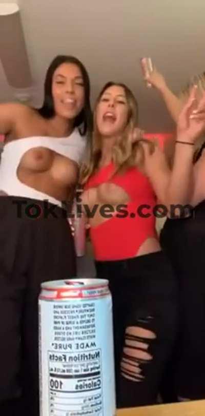 College Girls Flashing