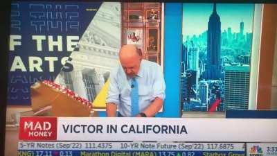Guy calls into Jim Cramer’s Mad Money and says that “because of him , he bought more GameStop and the Towel Stock , shorts never closed . Boom” 😂😂😂 Shoutout Victor , a man of the people 😂👏🏻👏🏻