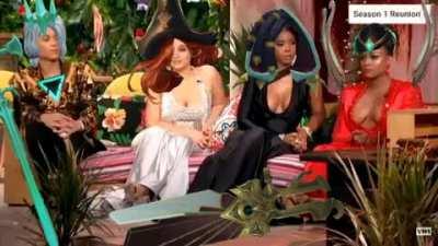 Melanin Queen Nidalee 🐆👑 Identifying as a different ethnicity after changing her skin from Snow Leopard 👩🏻 to Pharaoh 👩🏿.