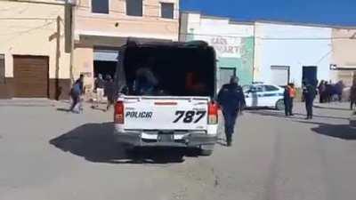 En pleno festejo de la independencia de Bolivia en Jujuy un argentino pisó la bandera boliviana: 