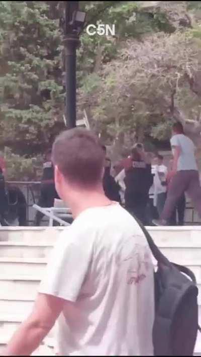 Un hombre que amenazaba en la calle a transeúntes con un palo fue detenido y golpeado a sillazos por la Policía de la Ciudad de Buenos Aires. El hecho ocurrió en el barrio de Belgrano. Las imágenes muestran a seis agentes de la policía porteña golpeando a