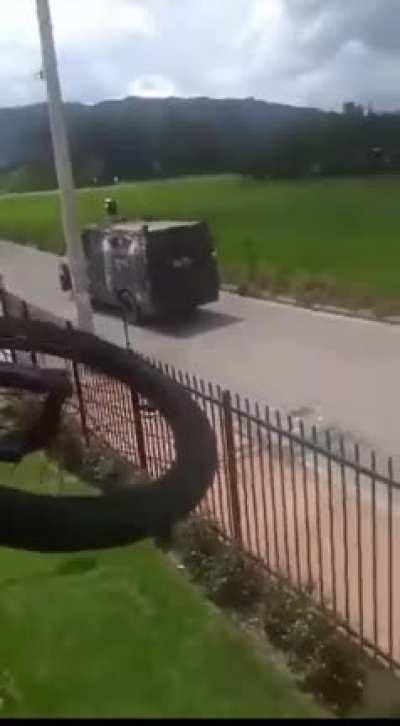 Blindado de la policia en zona residencial: 