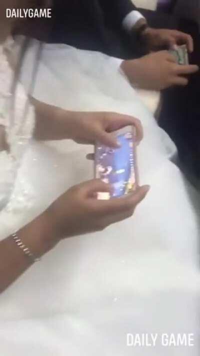 They met in pubg, they fall in love and got married, on their weeding day they still play pubg