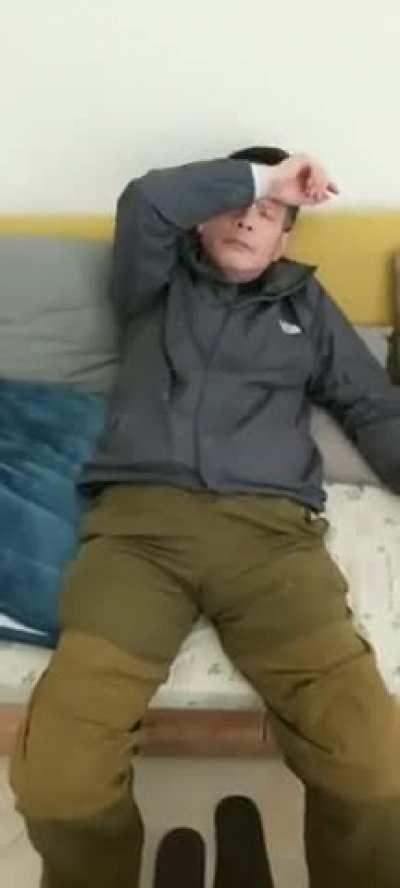 基础建设之忠哥麻了，迷彩绿的裤子整得跟泽连斯基一样