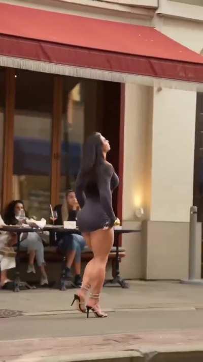 This is how the Viltrumite girls in Invincible are built like?