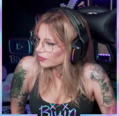 Las tetas de biyin son una maravilla