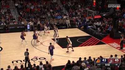 [Highlight] Eric Gordan crosses up Matisse Thybulle and scores!