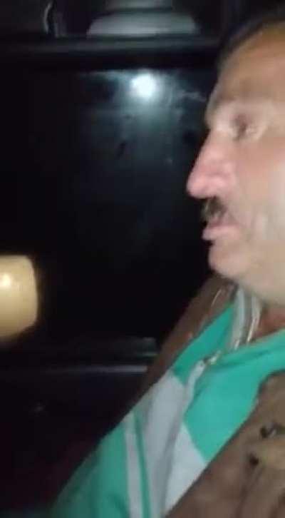 Dois conterrâneos, num dia de chuva, localizam uma casa de meninas depois de um pneu furado e uma cadela monumental