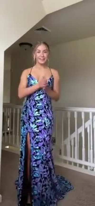 Allie shaking her boobs 