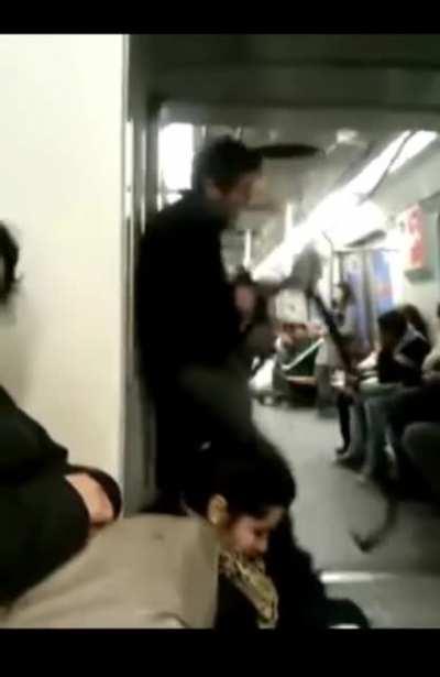 Video de cuando el admin se ganaba la vida cantando en el metro