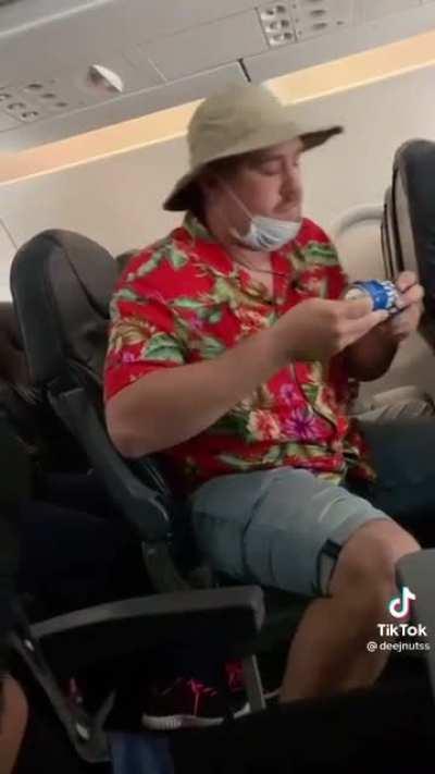 Man gets hammered on the 7am flight to Miami