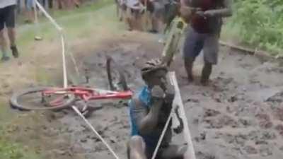 dude saw someone stuck in the mud and still proceeded