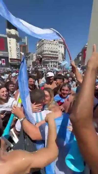 Chico le propone a su novia en los festejos