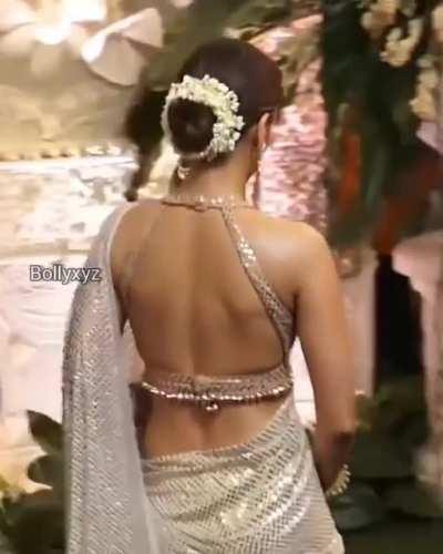 Kriti Sanon - seductive saree