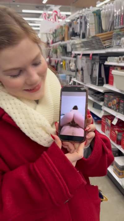 Rose looking cute in her Christmas coat ☺️